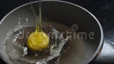 生鸡蛋慢吞吞地掉到热锅里，炒鸡蛋和煎蛋，慢吞吞地煮，每个240帧